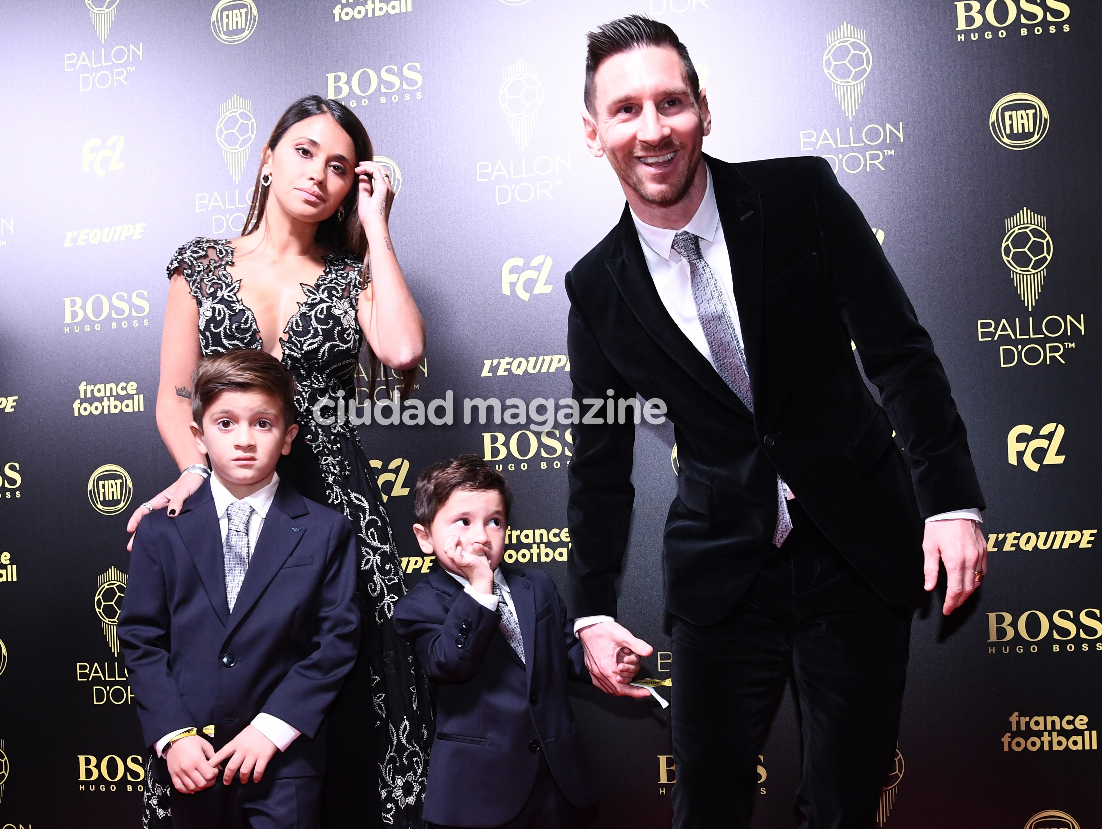 Lionel Messi recibió su sexto Balón de Oro y Antonela Roccuzzo y sus hijos estuvieron presentes. Foto: AFP