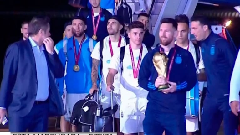 Lionel Messi trajo la Copa: las imágenes de la llegada de Argentina campeón del mundo a Ezeiza