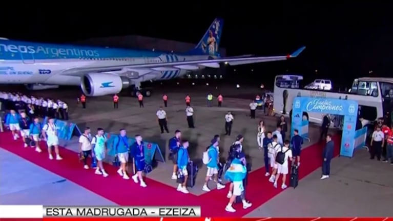 Lionel Messi trajo la Copa: las imágenes de la llegada de Argentina campeón del mundo a Ezeiza