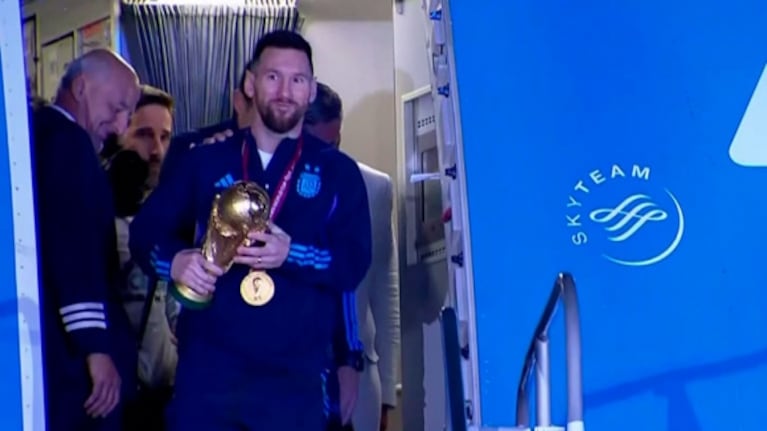 Lionel Messi trajo la Copa: las imágenes de la llegada de Argentina campeón del mundo a Ezeiza