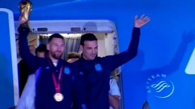 Lionel Messi trajo la Copa: las imágenes de la llegada de Argentina campeón del mundo a Ezeiza