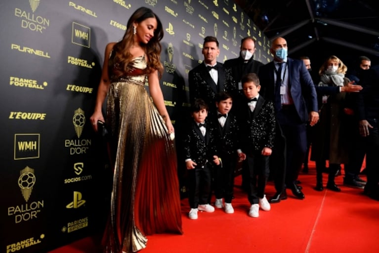 Lionel Messi y Antonela Roccuzzo impactaron con sus looks en la alfombra roja del Balón de Oro 2021