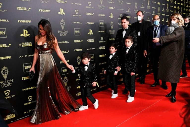 Lionel Messi y Antonela Roccuzzo impactaron con sus looks en la alfombra roja del Balón de Oro 2021