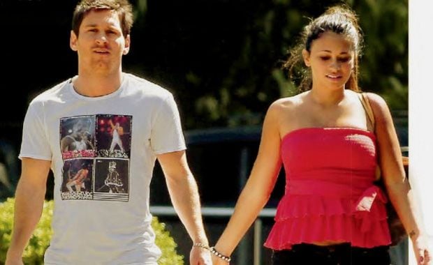 Lionel Messi y Antonella Roccuzzo, paseando de la mano en Barcelona (Foto: @LeoMessiFanClub)) 