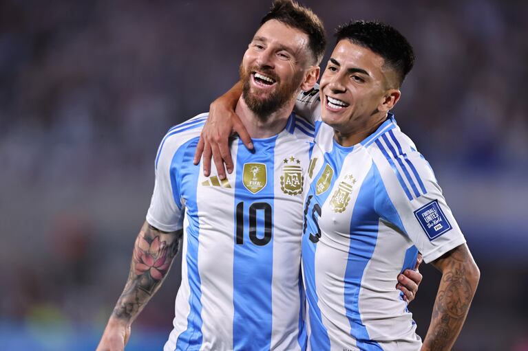 Lionel Messi y Thiago Almada. (Foto: EFE)