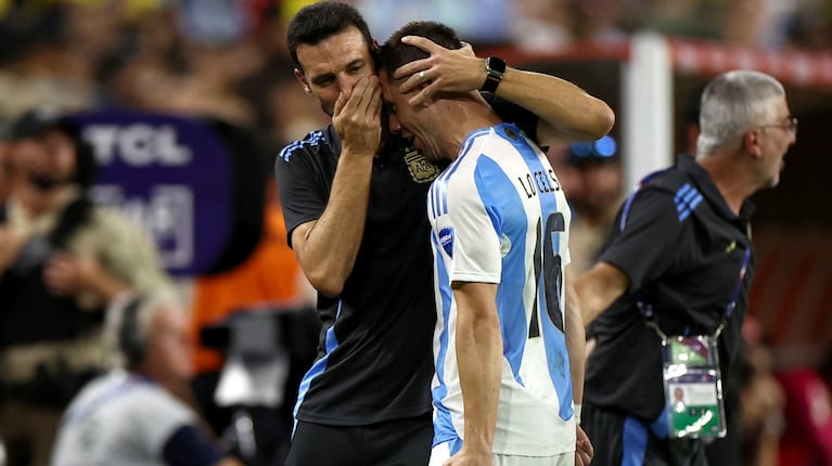 Lionel Scaloni con Gio Lo Celso, tras el gol de Lautaro Martínez en la final ante Colombia. (Foto: REUTERS/Agustin Marcarian)