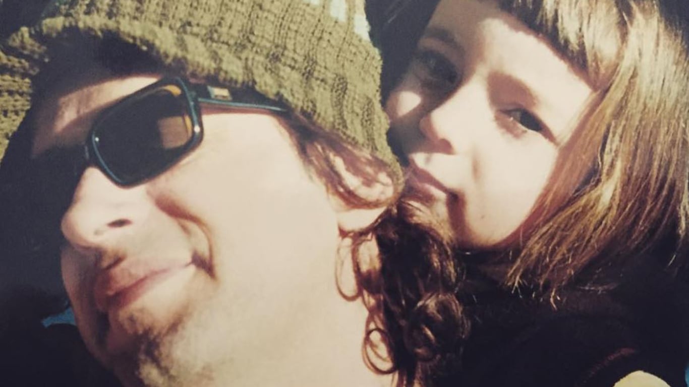 Lisa Cerati junto a su padre.