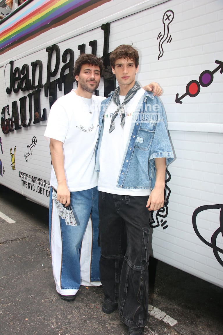 Lizardo Ponce y su pareja en la Marcha del Orgullo 2024 (Foto: Movilpress).