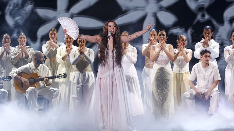 Lola Índigo durante su presentación en la 39ª ceremonia de los Premios Goya en Granada, España, el sábado 8 de febrero de 2025, en Granada. (Foto AP/Fermin Rodriguez)