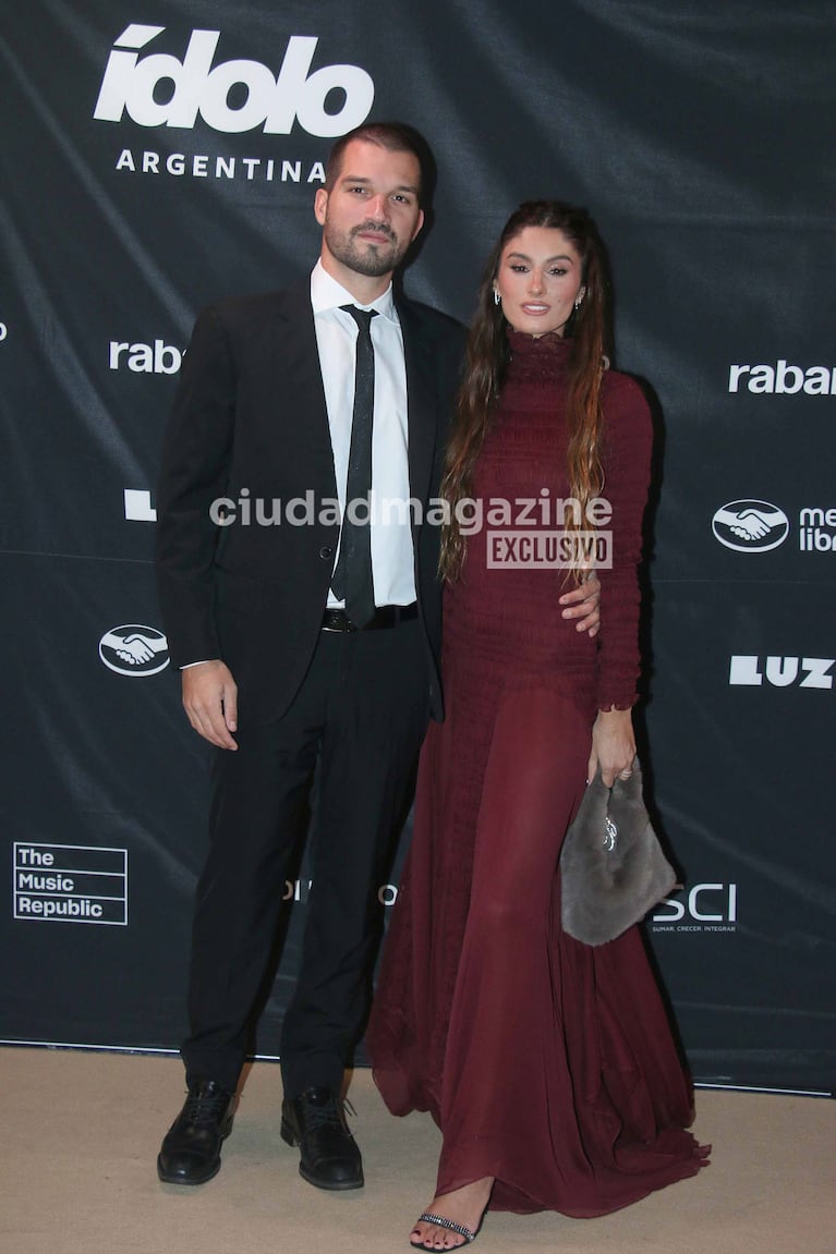 Lola Latorre y su novio en los Premios Ídolo (Foto: Movilpress).