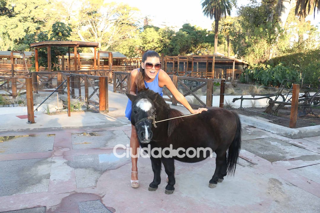 Loly Antoniale en medio del rodaje de Locos sueltos en el zoo. (Foto: Movilpress)