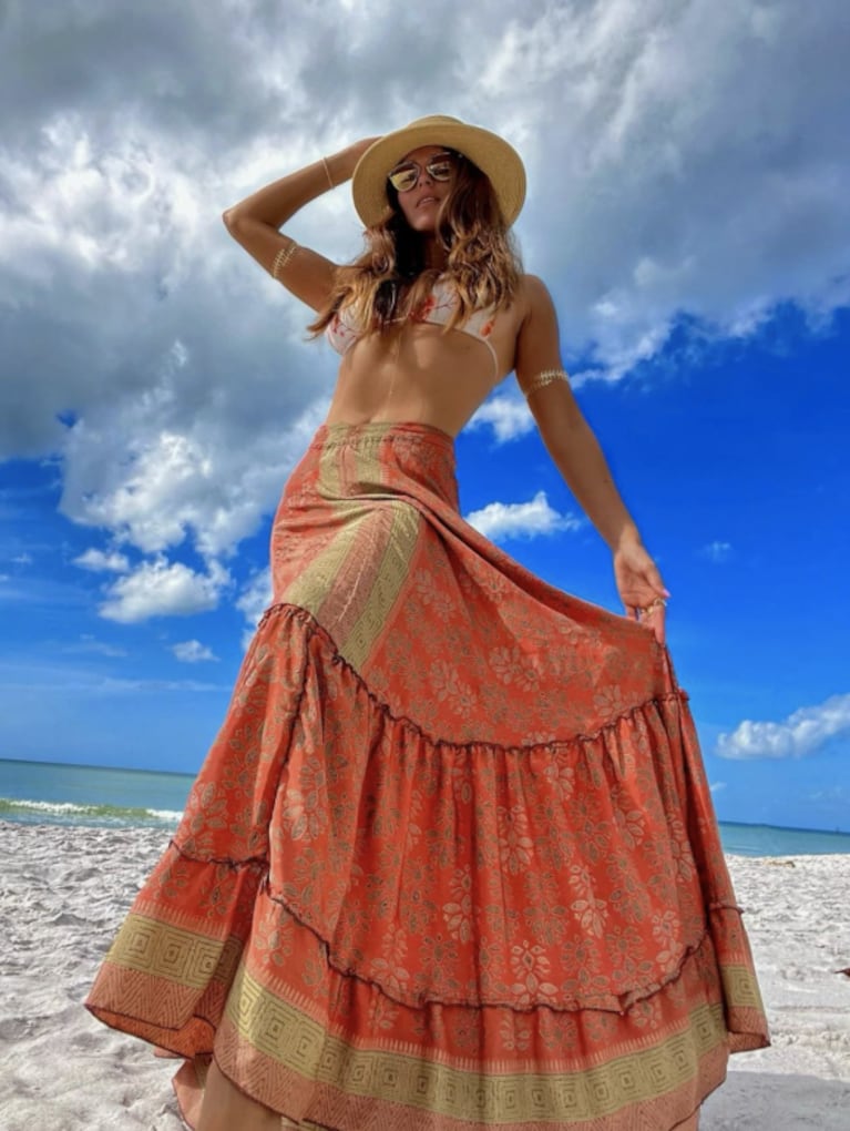 Loly Antoniale lució un impactante look "hippie chic" en las playas de Miami: "Estar en paz"