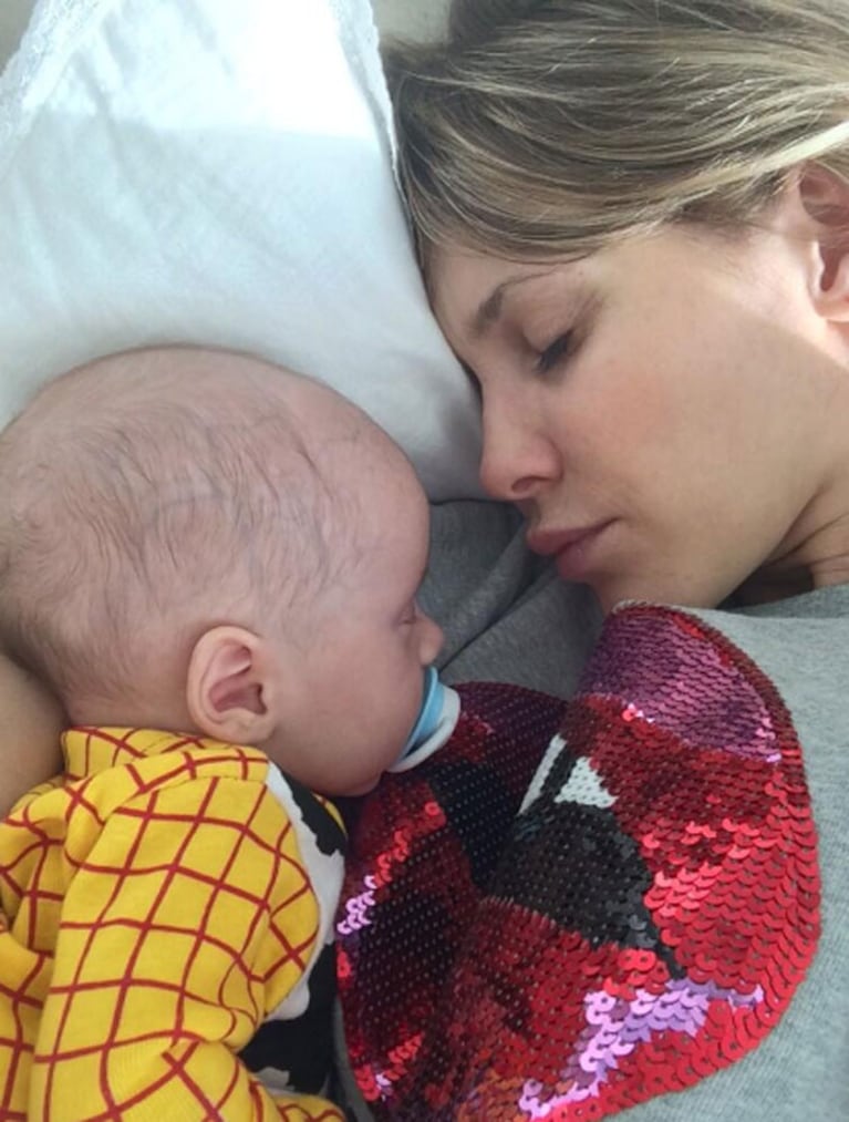 Lorenzo Tinelli y su siesta con su mamá Guillermina. (Foto: Twitter @guillevaldes)