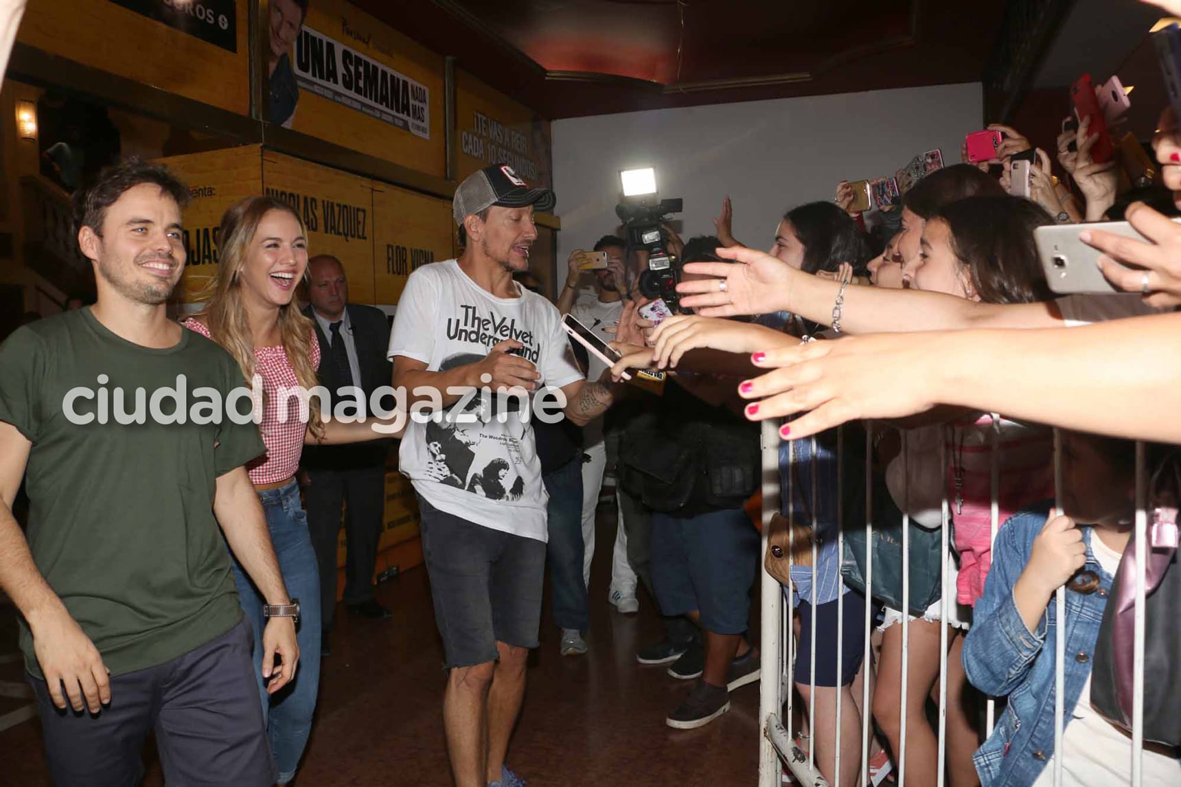 Los actores de Una semana nada más saludaron a sus admiradores. (Fotos: Movilpress)