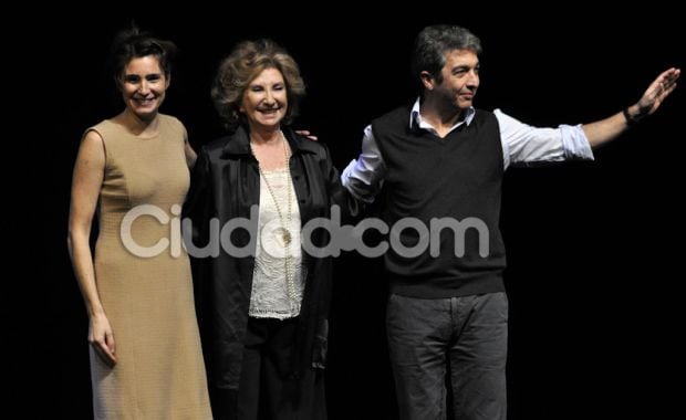 Los actores junto a la directora de la pieza, la genial Norma Aleandro  (Foto: Jennifer Rubio). 