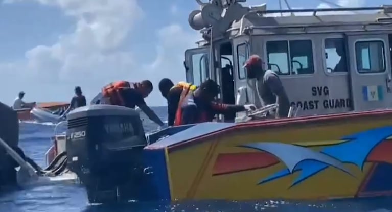  Los cuerpos fueron rescatados por la Guardia Costera de San Vicente. Foto: Captura Video