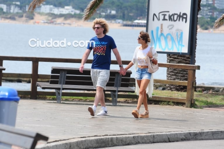 Los días de amor de Rulo y Gabriela Sari en Punta del Este: looks veraniegos y paseo de la manito 