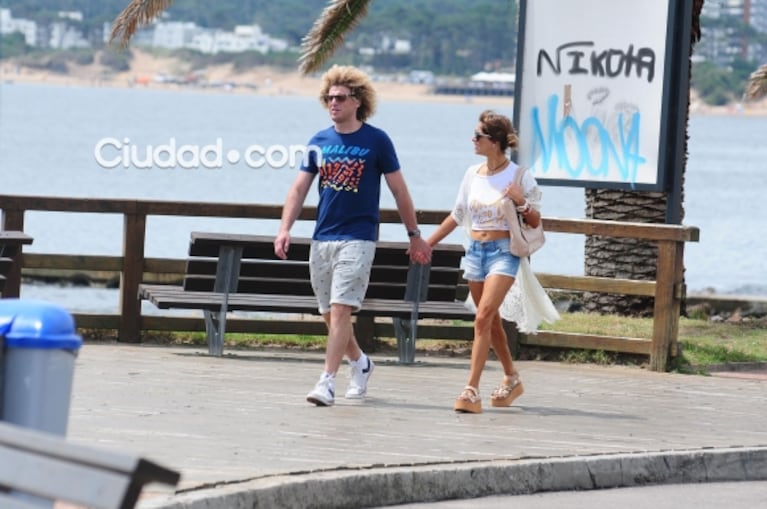 Los días de amor de Rulo y Gabriela Sari en Punta del Este: looks veraniegos y paseo de la manito 