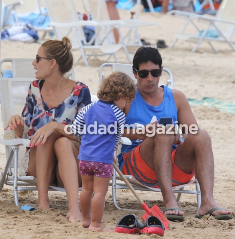 Los días de playa, amor y familia de Sebastián Estevanez junto a Ivana Saccani en Punta