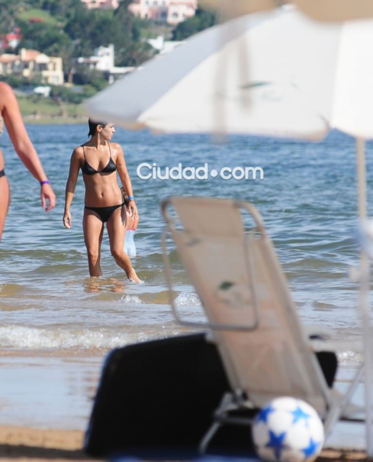 Los días playeros de Agustina Cherri con su novio en Punta del Este: espléndida figura con una microbikini negra 