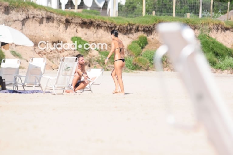 Los días playeros de Agustina Cherri con su novio en Punta del Este: espléndida figura con una microbikini negra 