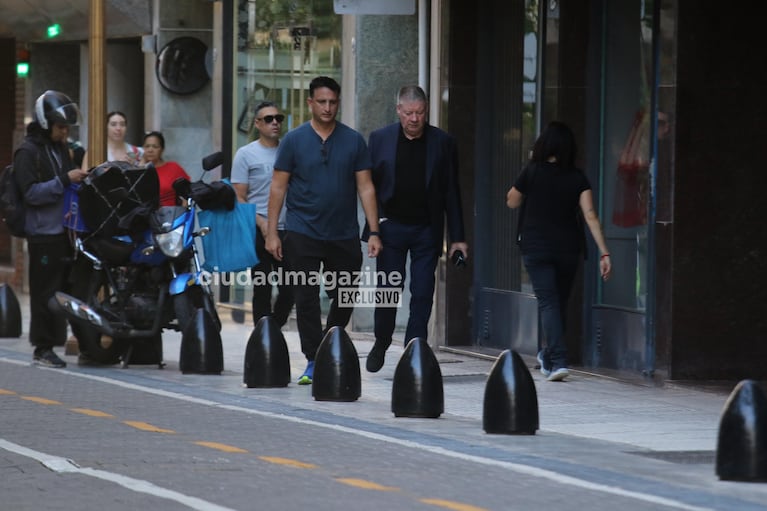 Los días se han convertido en una larga sucesión de trámites para Geoff, desde el reconocimiento del cuerpo hasta reuniones en la fiscalía y la comisaría. Foto: RS Fotos