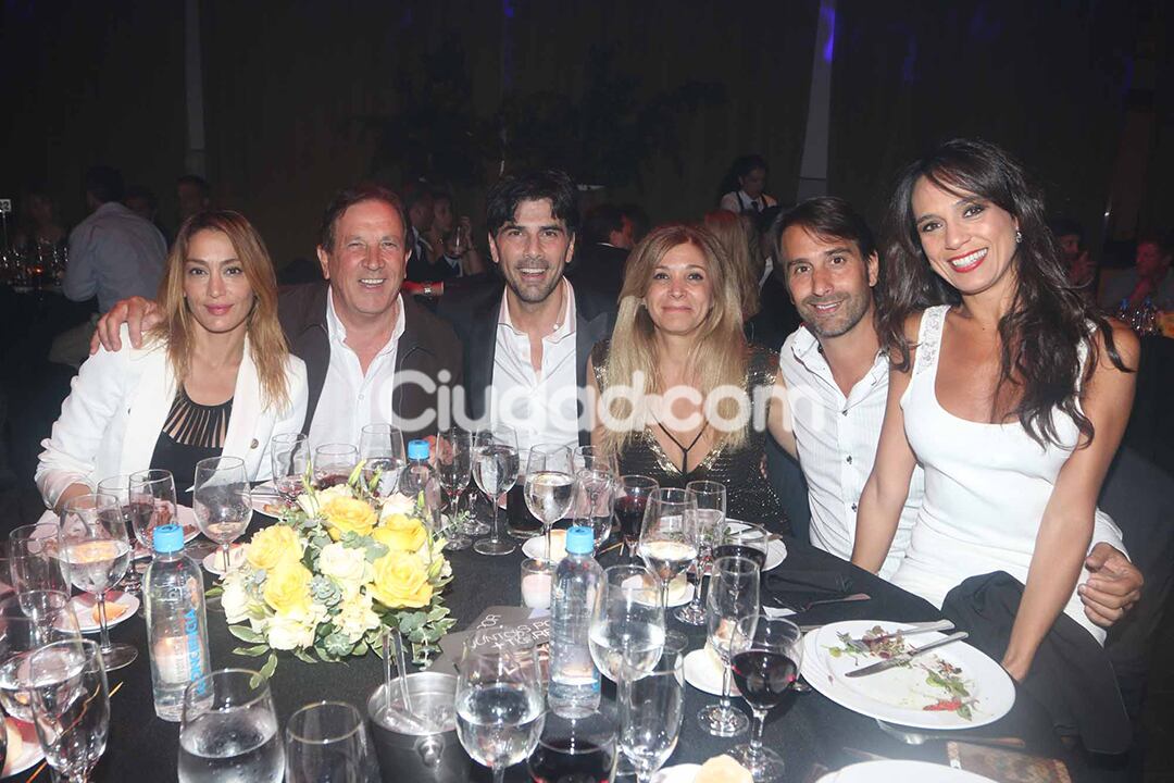 Los Estevanez con Juan Darthés y su esposa.  (Foto: Movilpress)