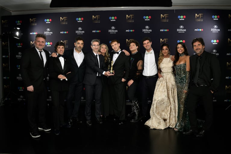 Los ex "Gran Hermano" que estuvieron en la ceremonia principal y recibieron el premio. (Foto: prensa Telefe)