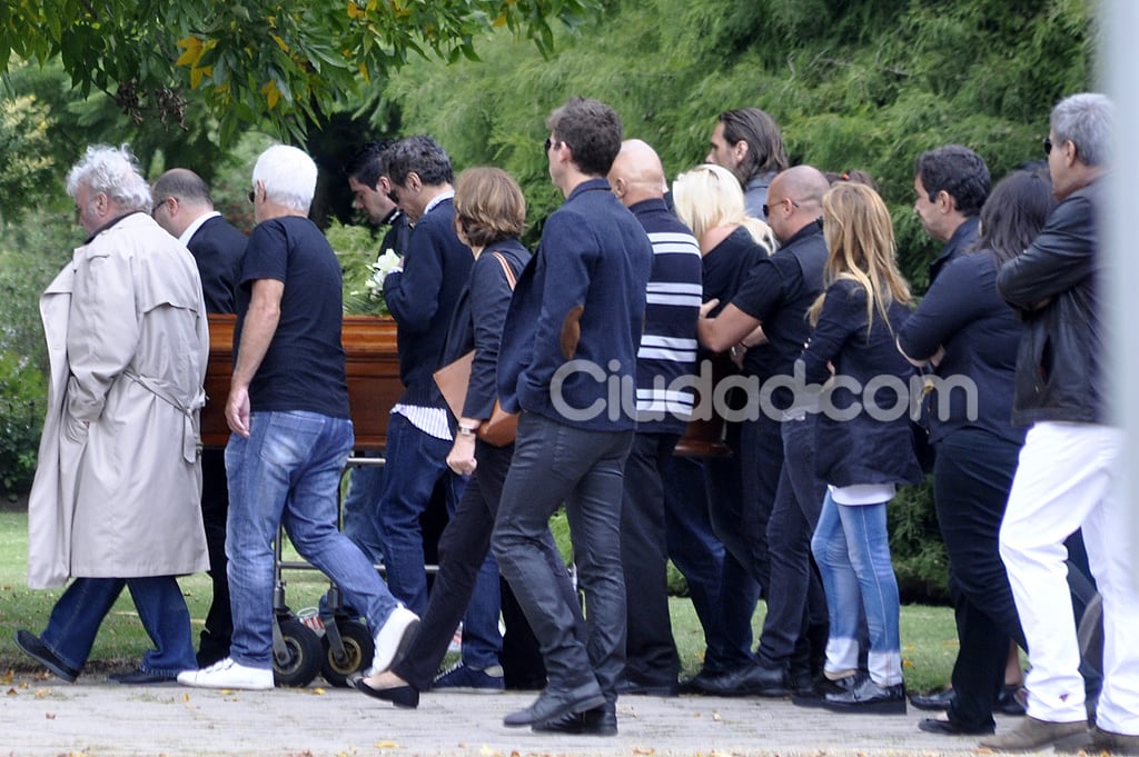 Los familiares y amigos de Fabián Rodríguez transportan el ataúd hacia su última morada. (Foto: Jennifer Rubio - Ciudad.com)