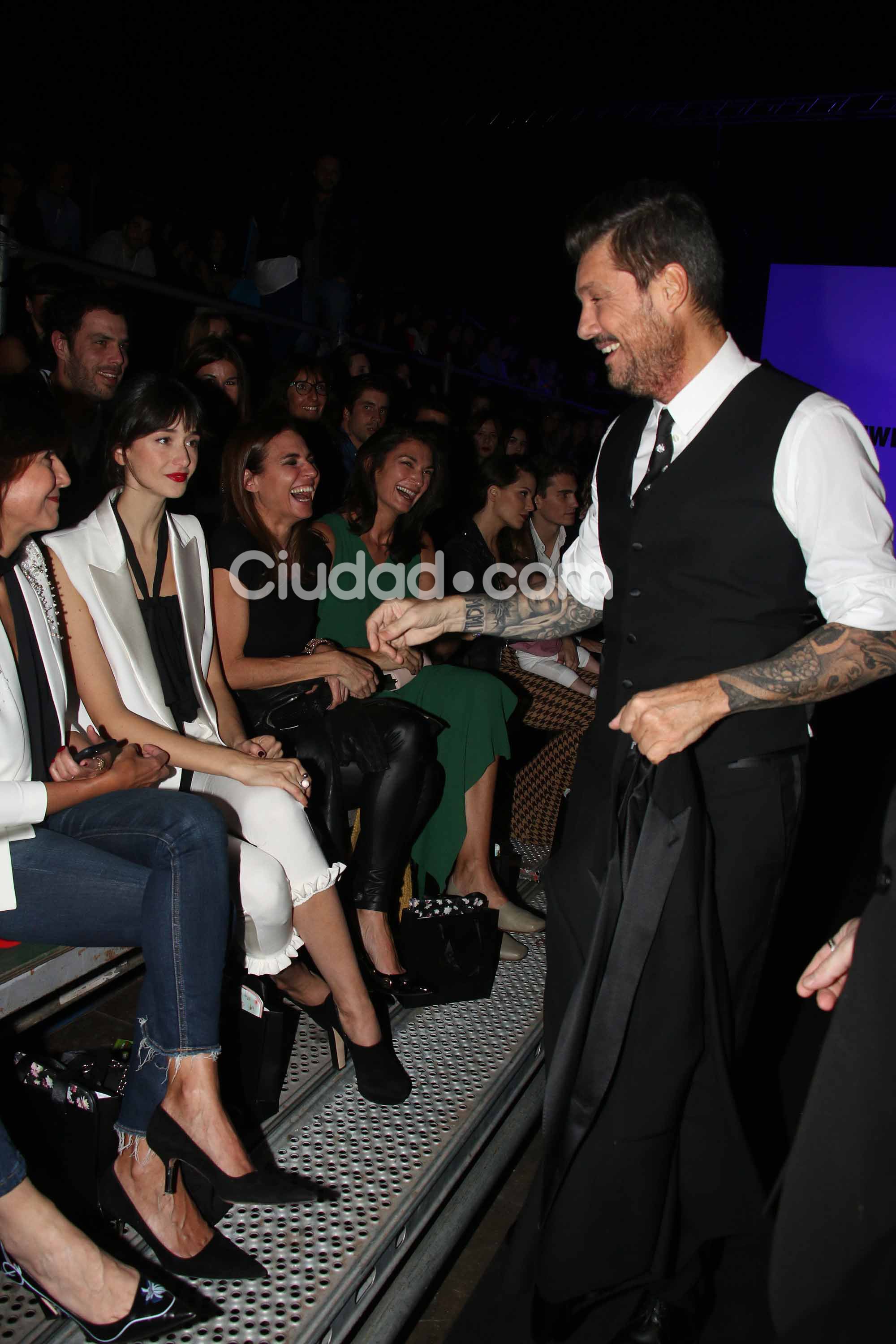 Los famosos acompañaron a Guillermina Valdés en su desfile (Fotos: Movilpress).