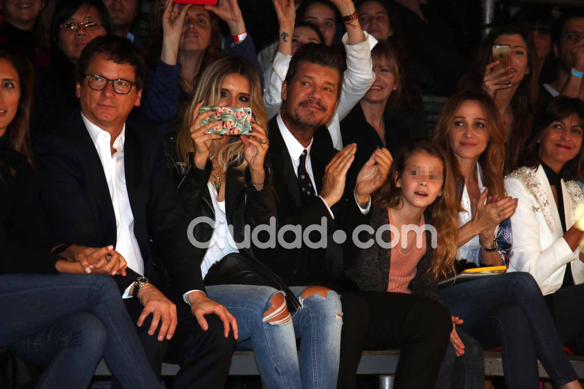 Los famosos acompañaron a Guillermina Valdés en su desfile (Fotos: Movilpress).