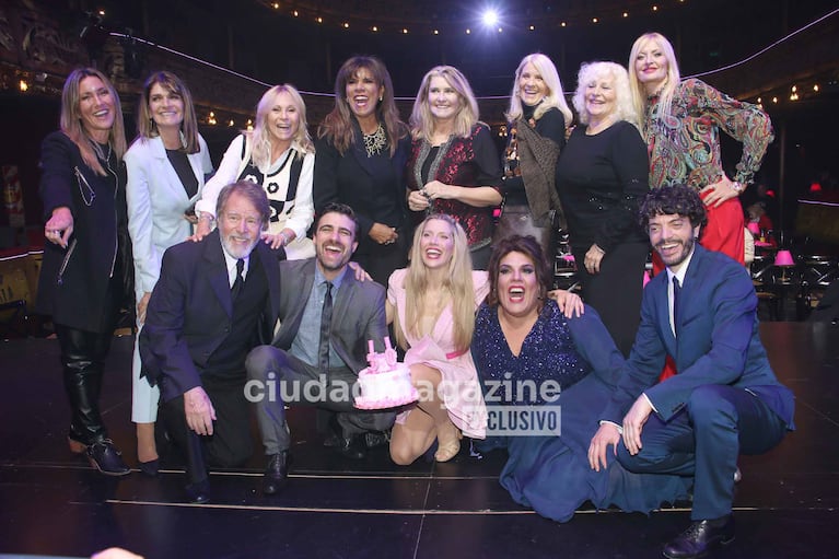 Los famosos y el elenco de Legalmente Rubia en el teatro (Foto: Movilpress).