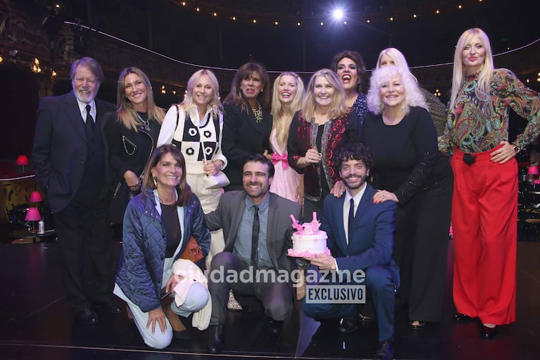 Los famosos y el elenco de Legalmente Rubia en el teatro (Foto: Movilpress).