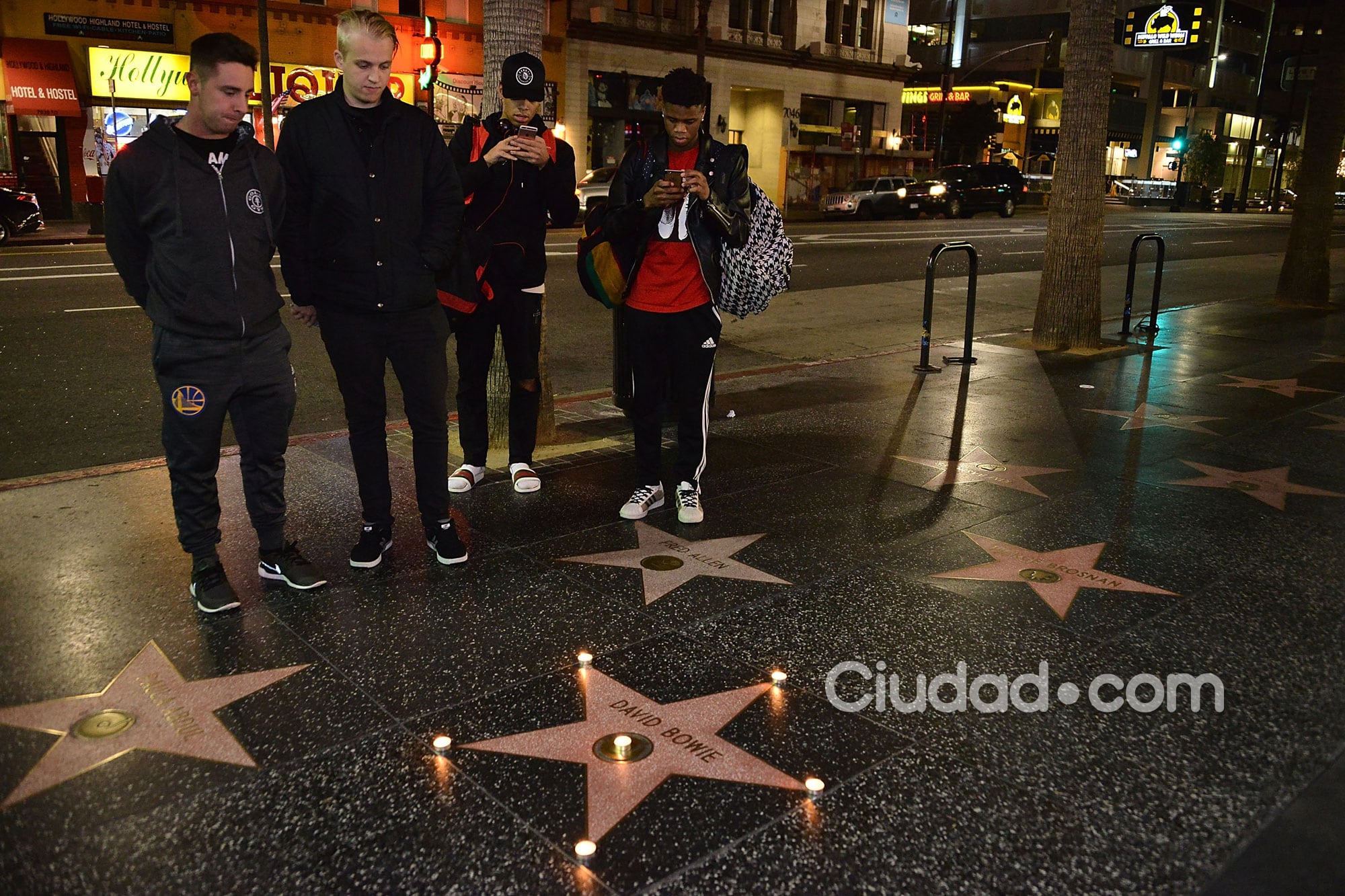 Los fans de David Bowie lloran su muerte (Fotos: AFP). 