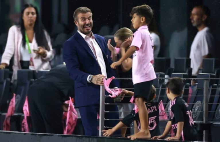 Los hijos de Lionel Messi jugaron con David Beckham mientras esperaban que empezara el partido