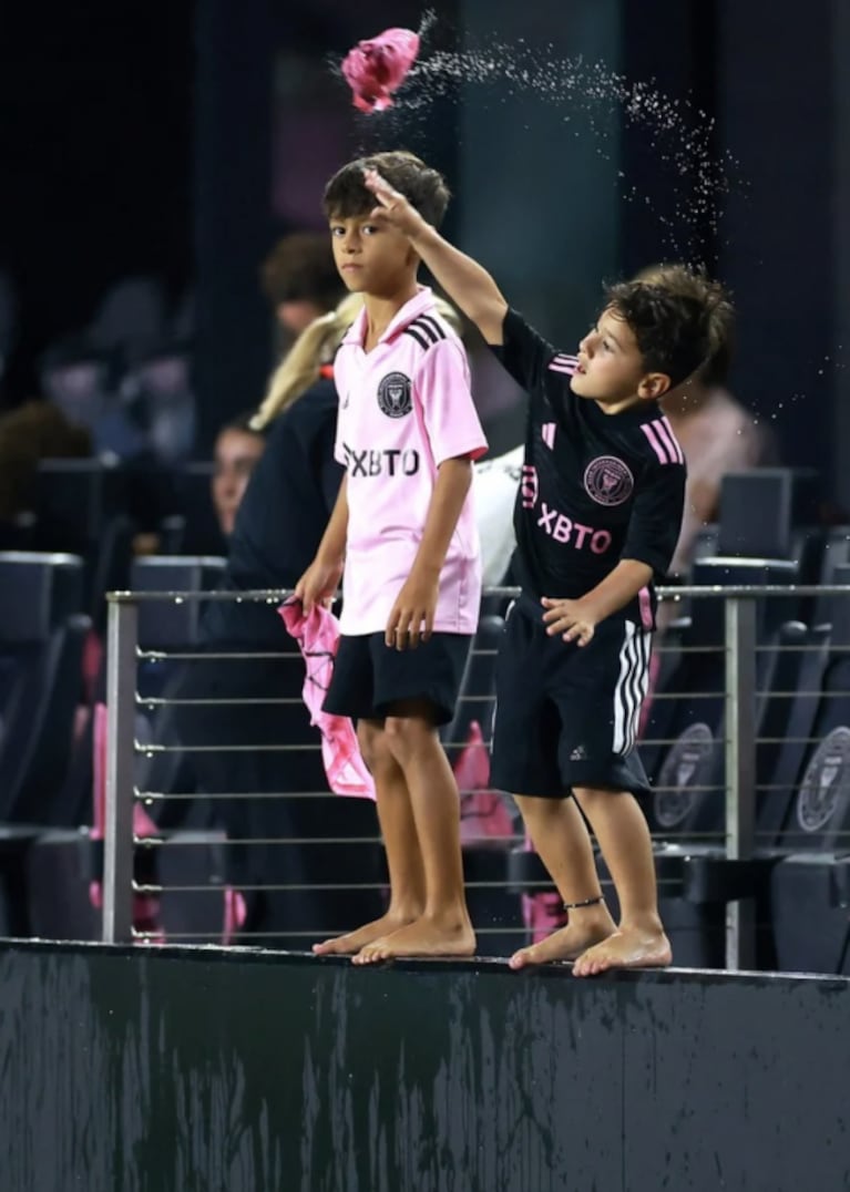 Los hijos de Lionel Messi jugaron con David Beckham mientras esperaban que empezara el partido