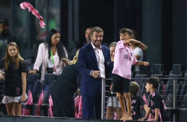 Los hijos de Lionel Messi jugaron con David Beckham mientras esperaban que empezara el partido