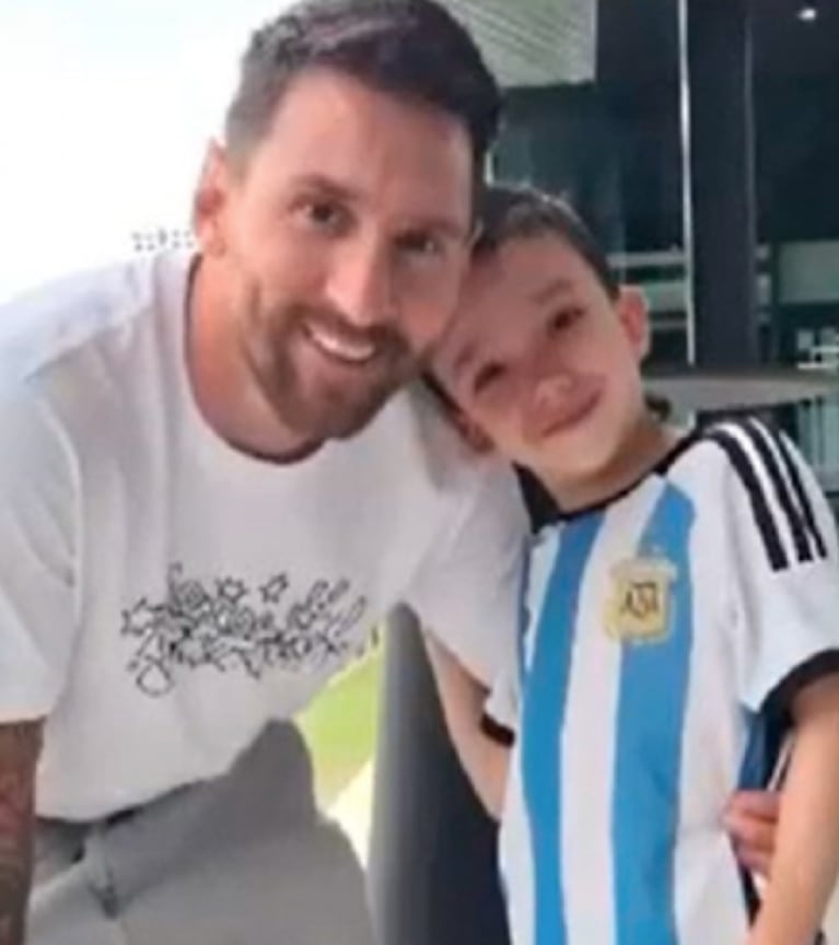 Los hijos de Lionel Messi jugaron con David Beckham mientras esperaban que empezara el partido