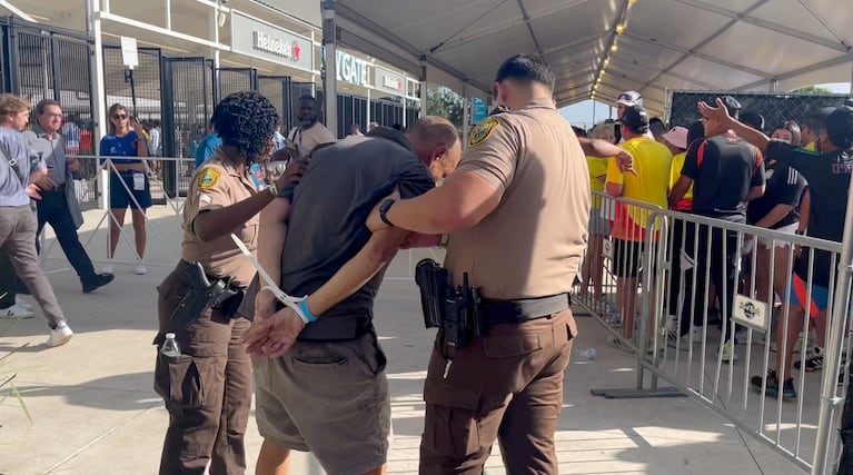 Los hinchas intentaron entrar por la fuerza a la final de la Copa América y fueron reprimidos por la policía de Florida