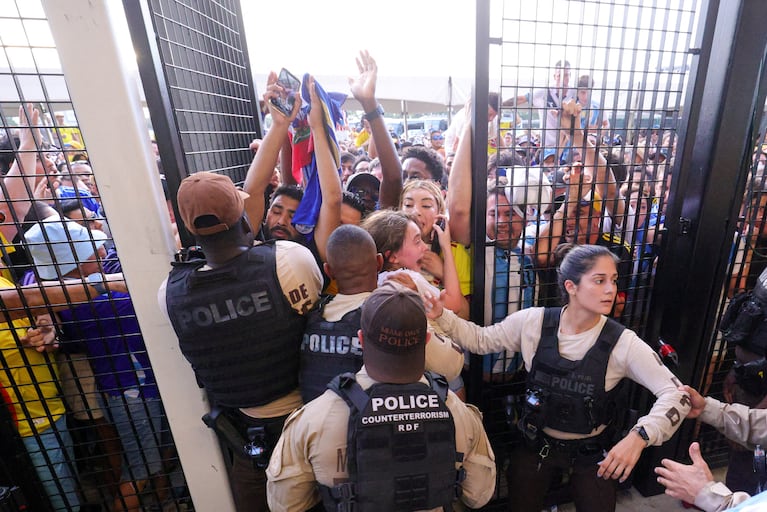 Los hinchas intentaron entrar por la fuerza a la final de la Copa América y fueron reprimidos por la policía de Florida