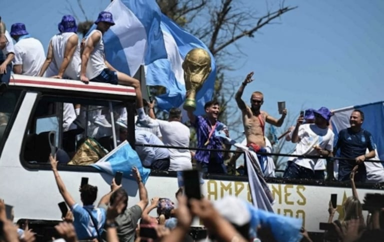 Los jugadores de la Selección terminaron quemadísimos por el sol tras la caravana: "Necesito aloe vera"