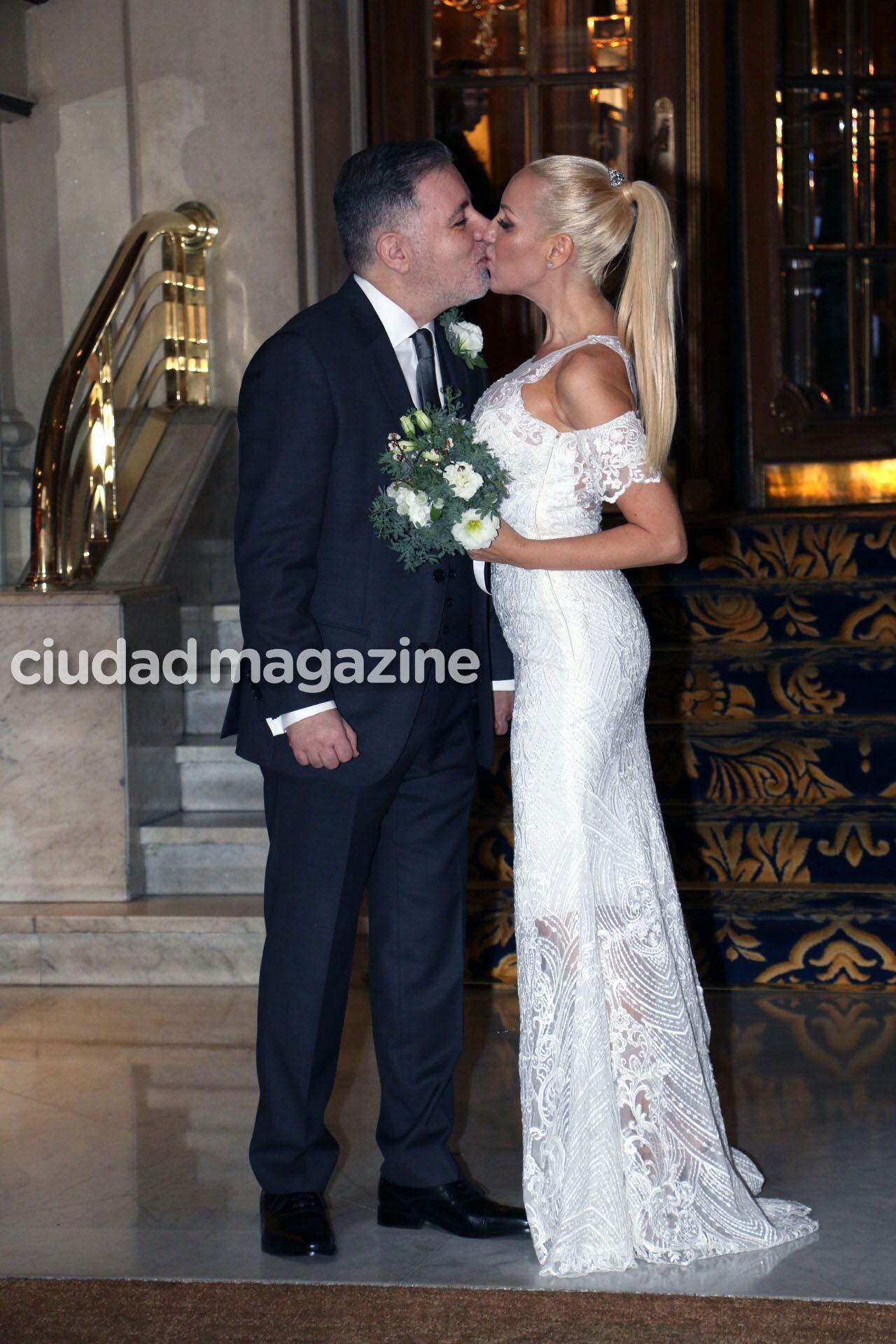 Los looks de Fabián Doman y María Laura de Lillo para el cóctel tras su unión civil convivencial. (Foto: Movilpress)