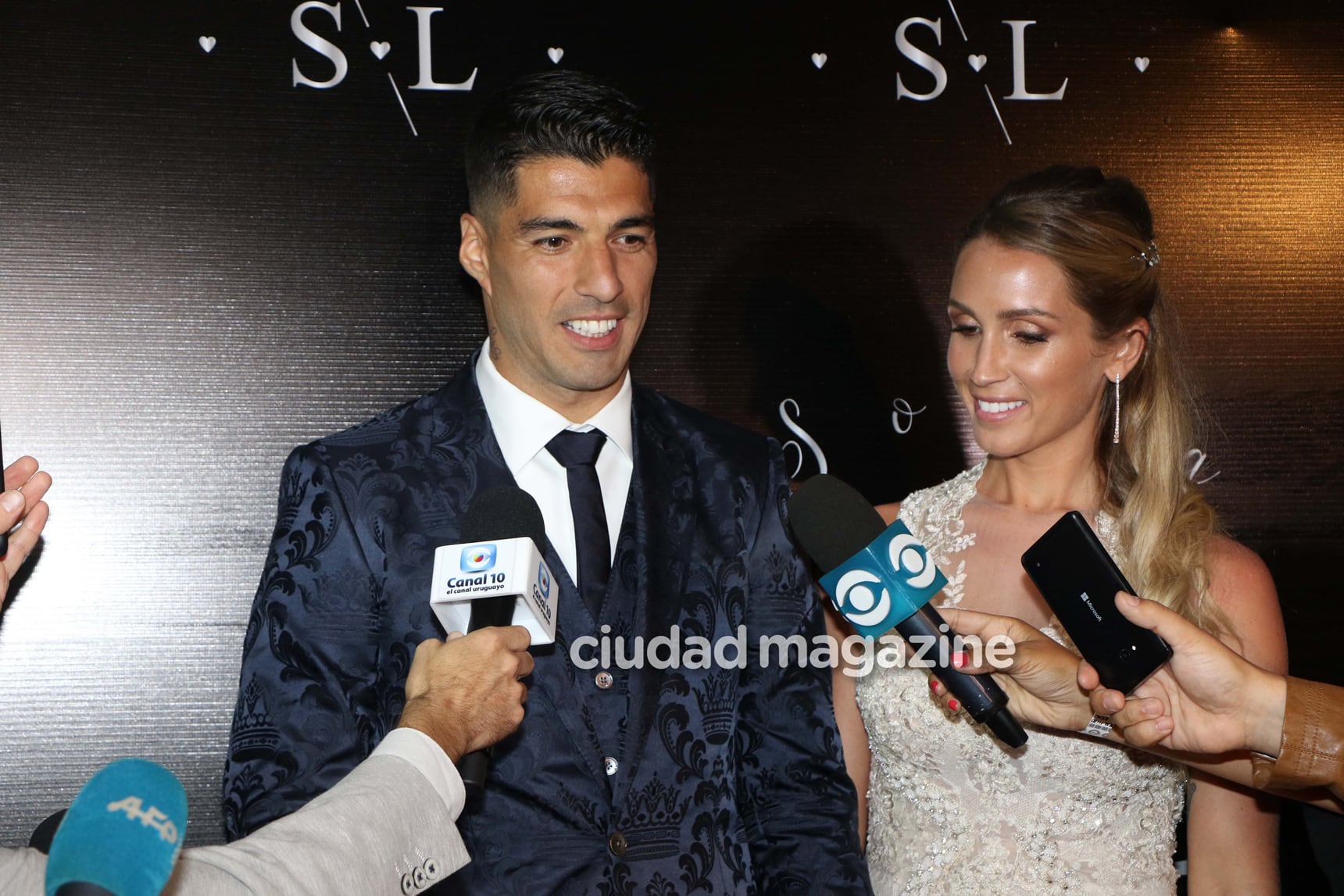 Los looks de Lionel Messi y Antonela Roccuzzo en la renovación de votos matrimoniales de Luis Suárez y Sofía Balbi. (Foto: M Souto GM press)