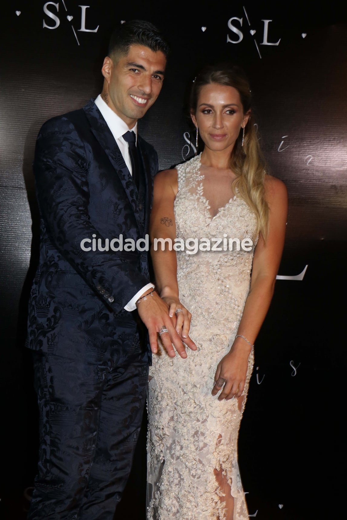 Los looks de Lionel Messi y Antonela Roccuzzo en la renovación de votos matrimoniales de Luis Suárez y Sofía Balbi. (Foto: M Souto GM press)