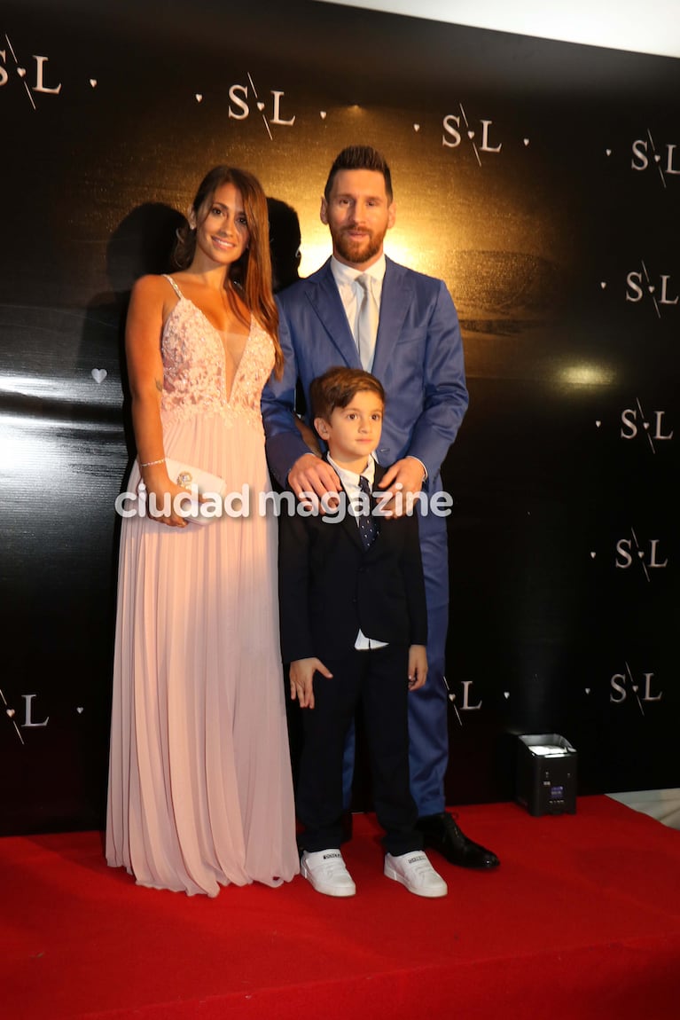 Los looks de Lionel Messi y Antonela Roccuzzo en la renovación de votos matrimoniales de Luis Suárez y Sofía Balbi. (Foto: M Souto GM press)