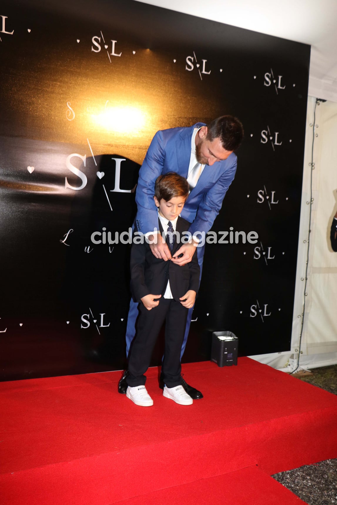 Los looks de Lionel Messi y Antonela Roccuzzo en la renovación de votos matrimoniales de Luis Suárez y Sofía Balbi. (Foto: M Souto GM press)