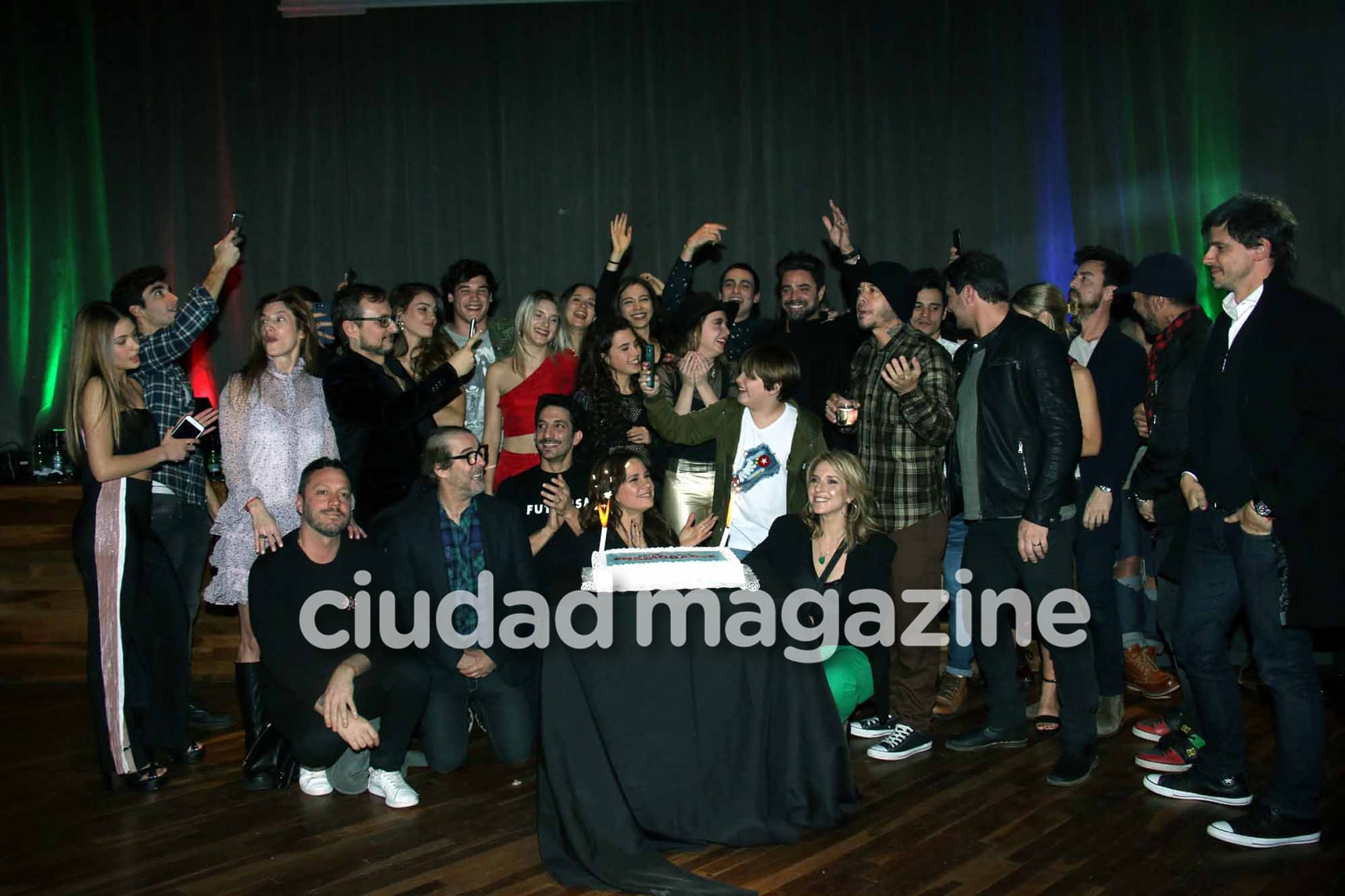 Los protagonistas de 100 días para enamorarse celebraron el éxito (Fotos: Movilpress). 