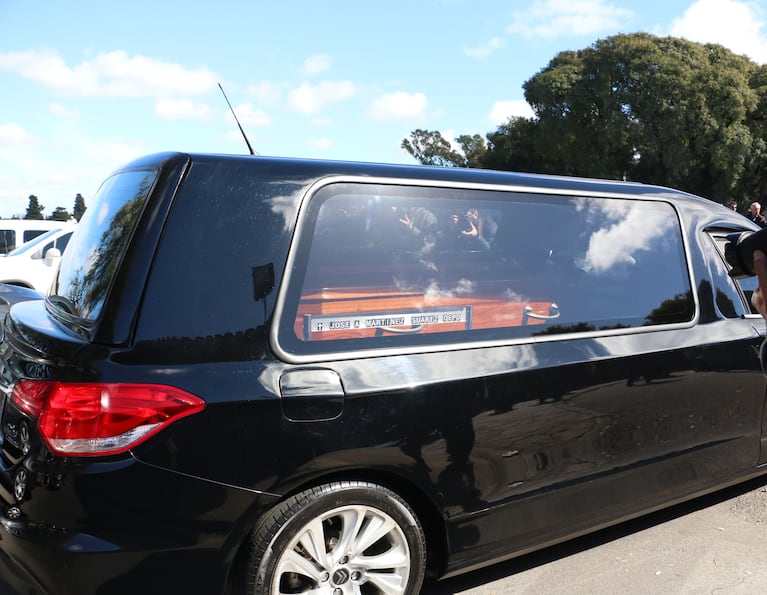 Los restos de José Martínez Suárez fueron despedidos en el cementerio de la Chacarita. (Foto: Movilpress)