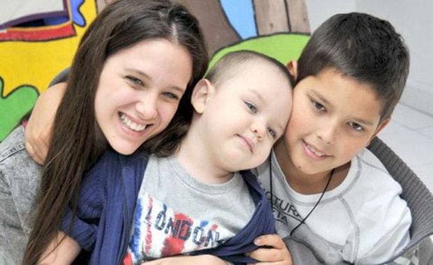 Los tres hijos de Nazarena Vélez, juntos: Bárbara, Thiago y Gonzalo. (Foto: gentileza Molina Estudio)