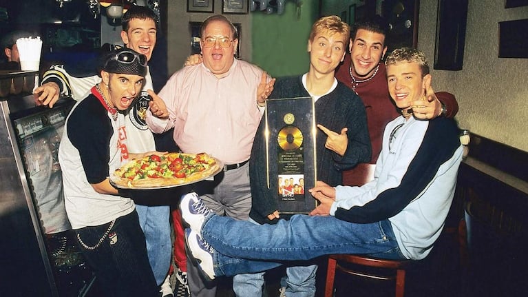 Lou Pearlman, con los miembros de *NSYNC 